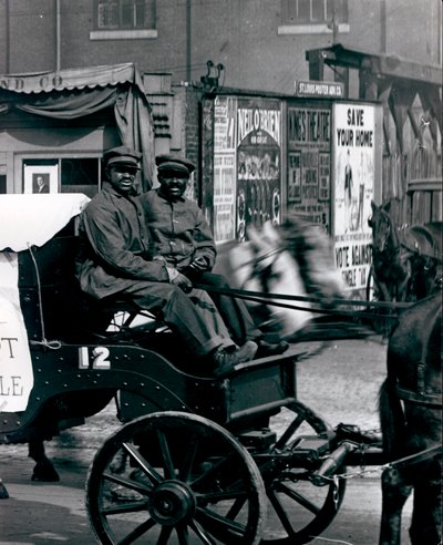 I conducenti guidano un carro della città in una parata di attrezzature per la sanificazione su Market Street da Unknown